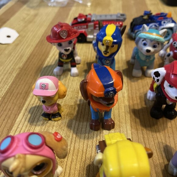 HUGE LOT 25 PAW PATROL VEHICLES and FIGURES Lot. - Picture 6 of 16
